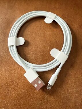 Apple White Lightning to USB Cable - Genuine MFi Connector